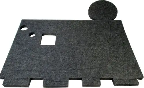 Dämmplatte aus schwarzem Material mit zwei runden und einem quadratischen Ausschnitt, verwendet für die Dämmung von Scroll-Verdichtern von Wolf.